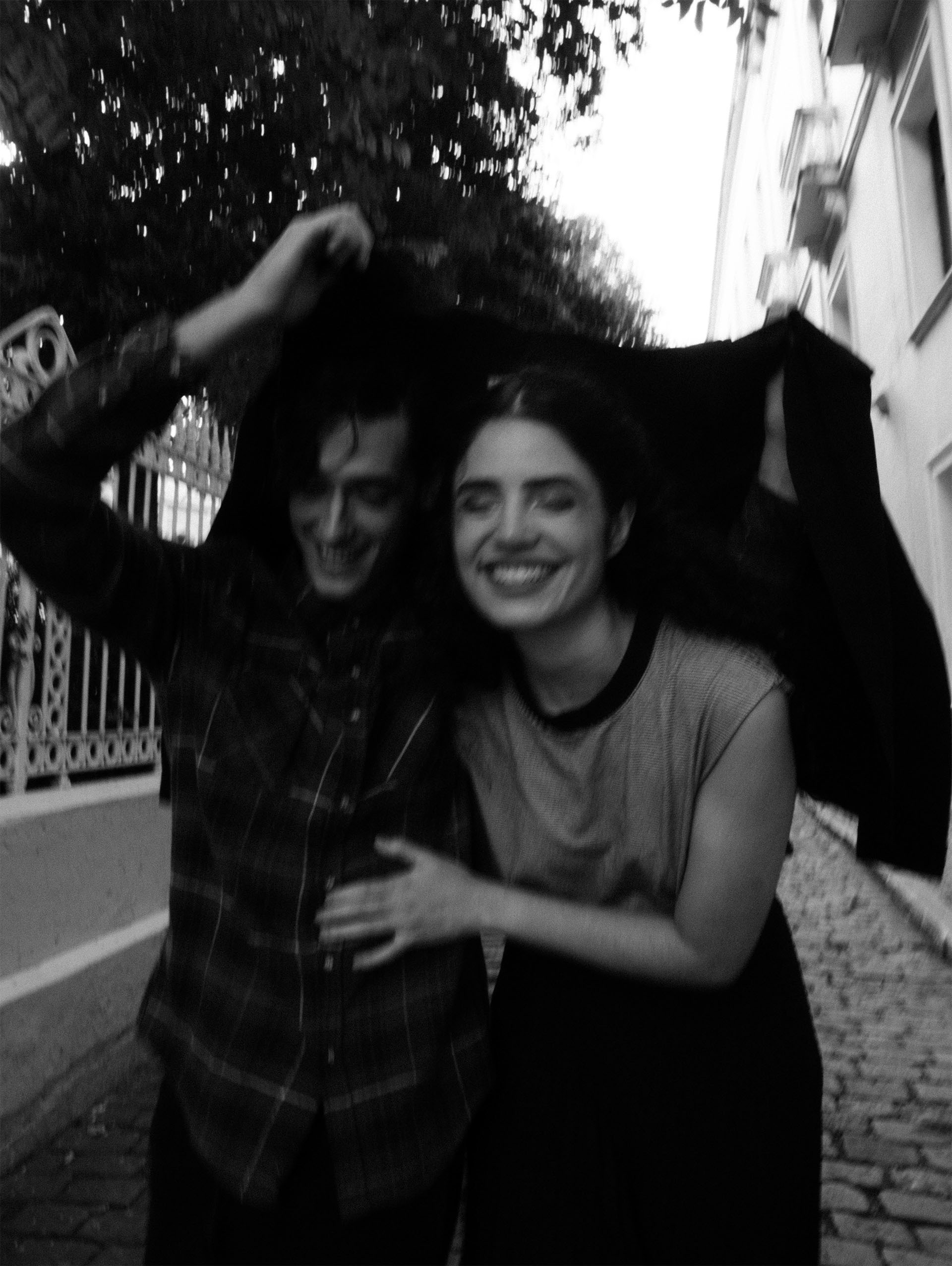 Retrato de Paula e Fabricio com bicicleta em editorial de casamento