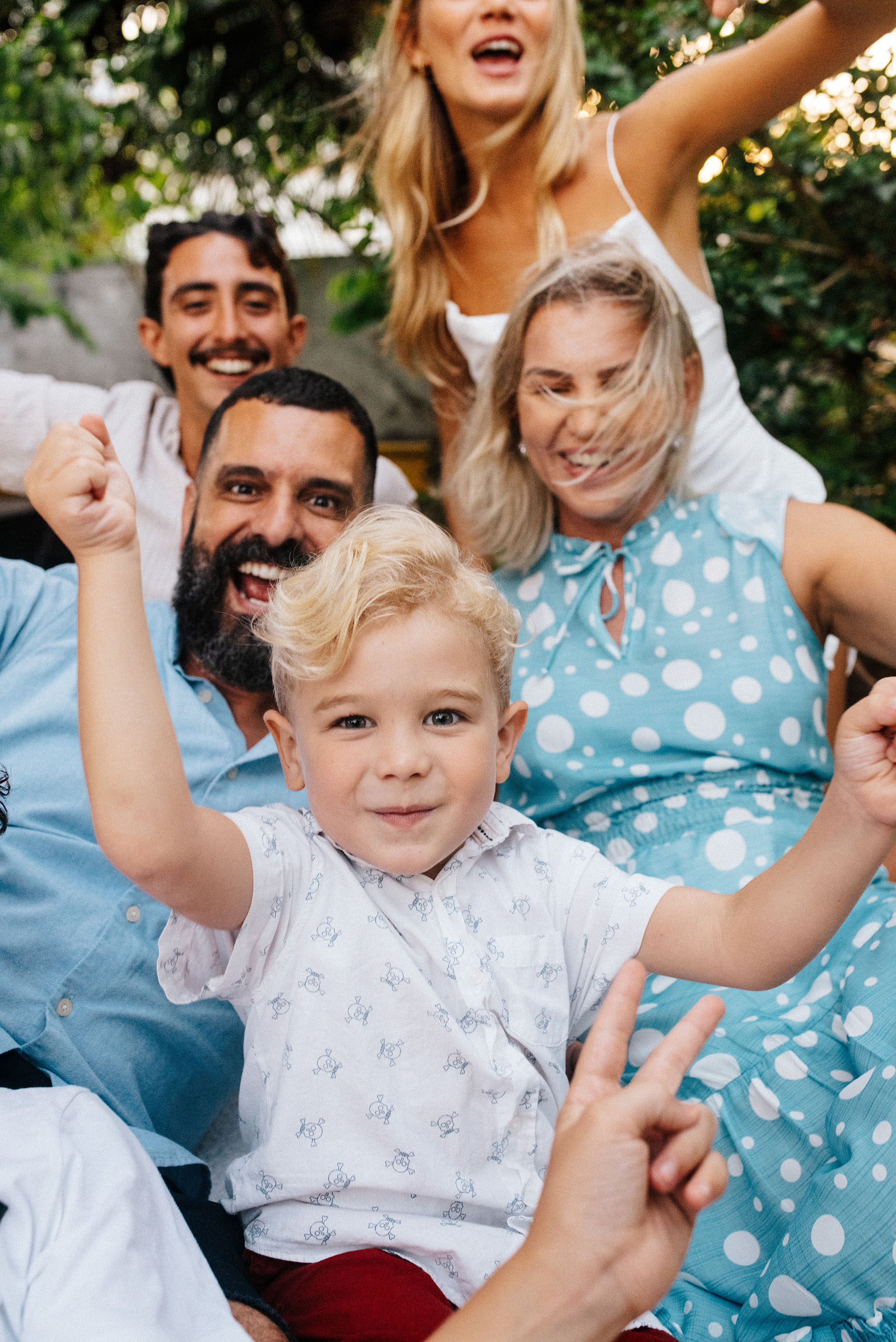 Família feliz ao ar livre com casal e filhos sorrindo