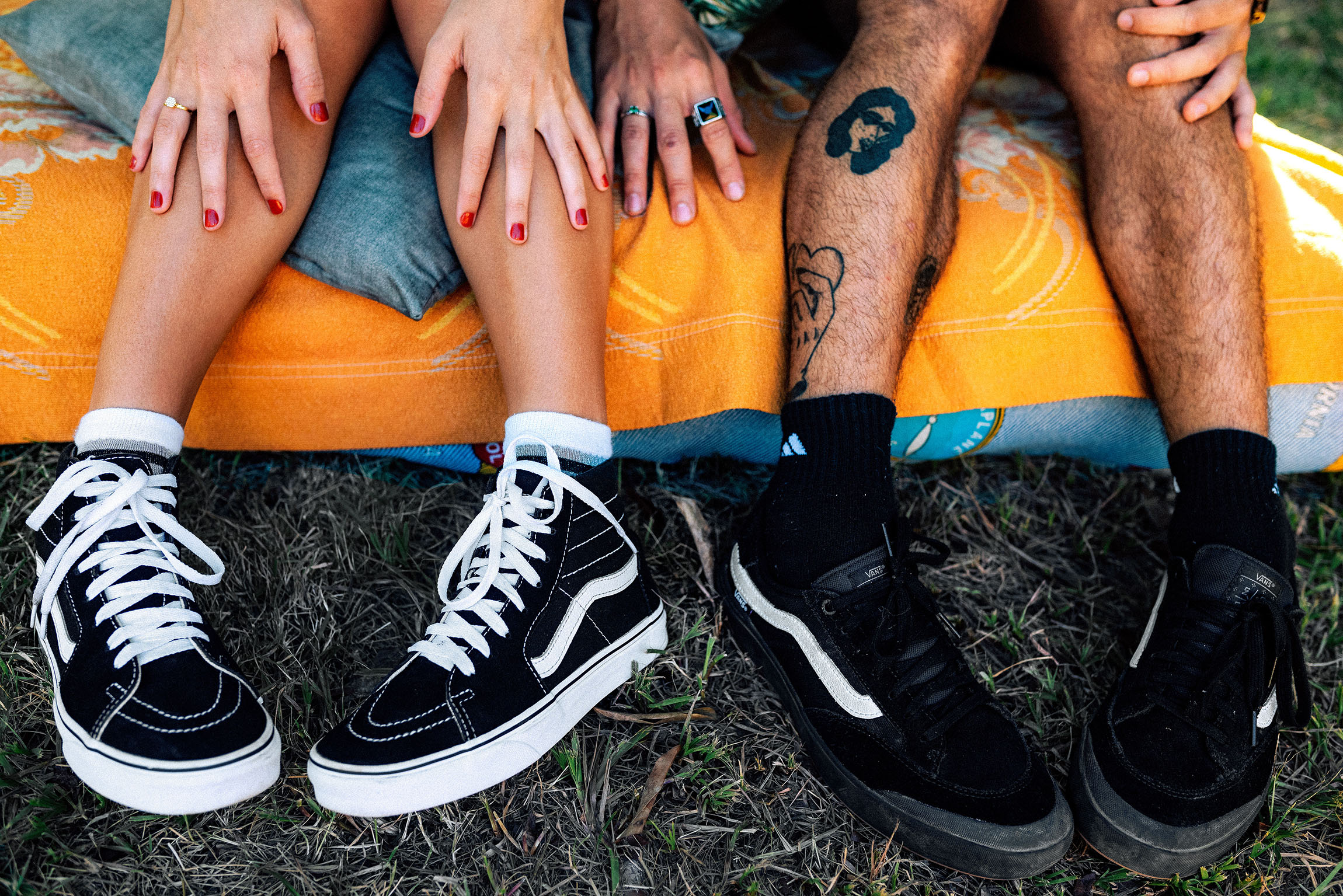 Detalhe dos sapatos do casal em momento de noivado