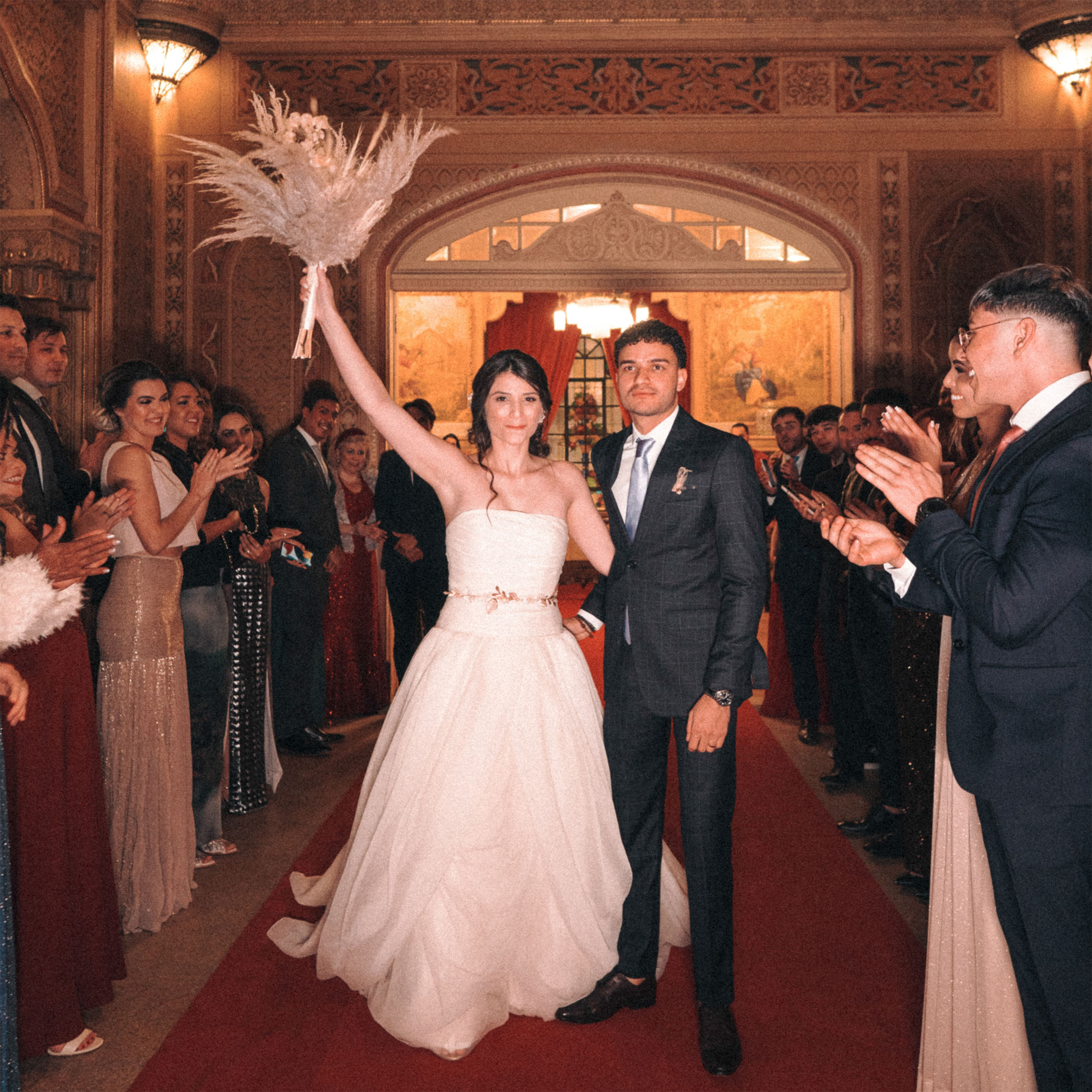 Casamento clássico - Camila e Lael celebrando com confete