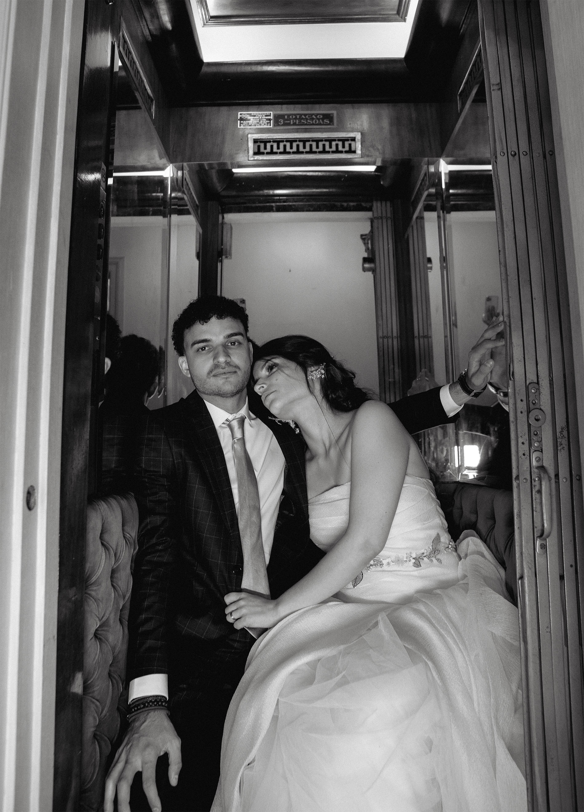 Casal Camila e Lael em momento íntimo no elevador - preto e branco