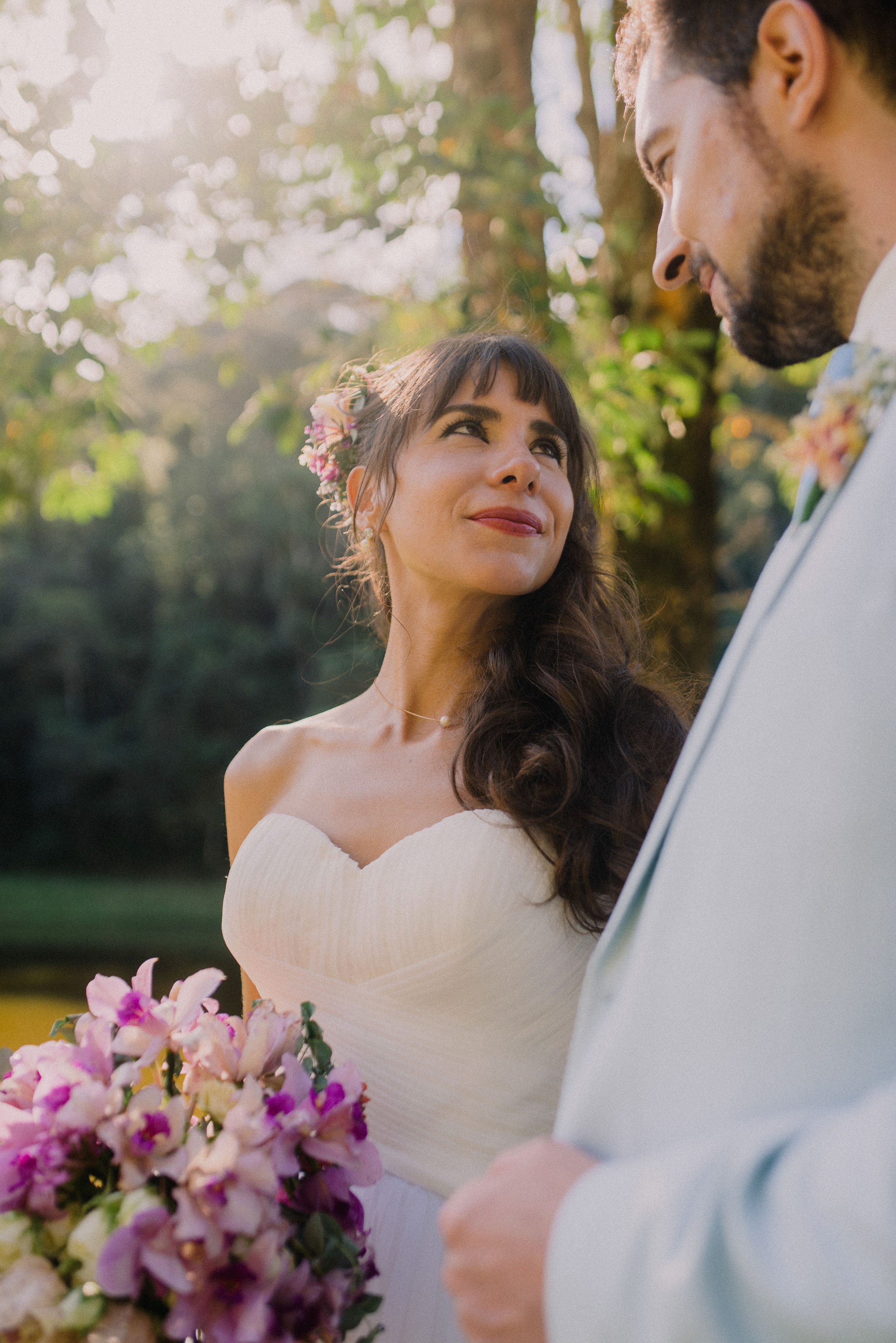 Noivo Ilia na natureza durante casamento intimista