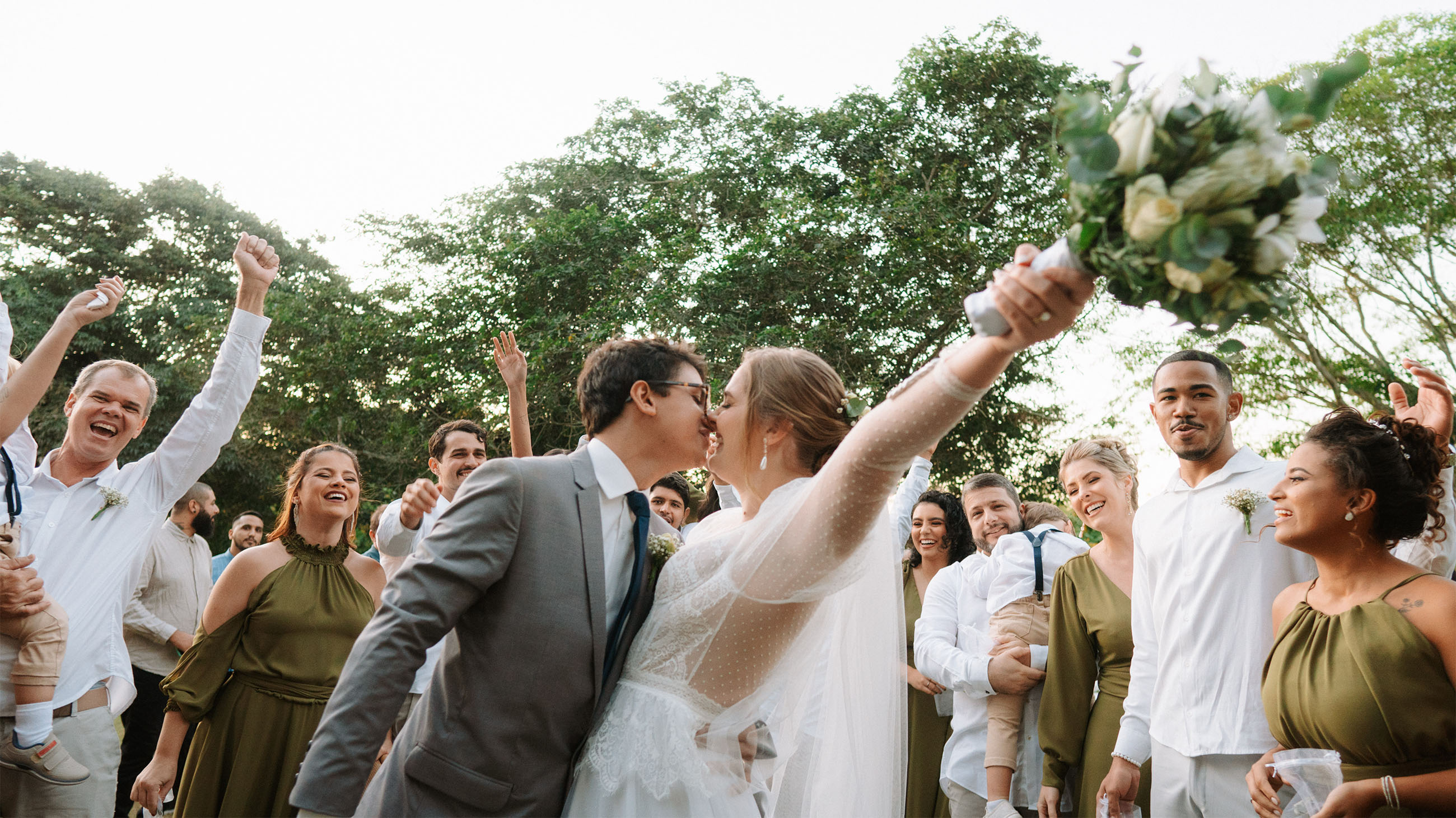 Festa de casamento — Celebração com os noivos e convidados