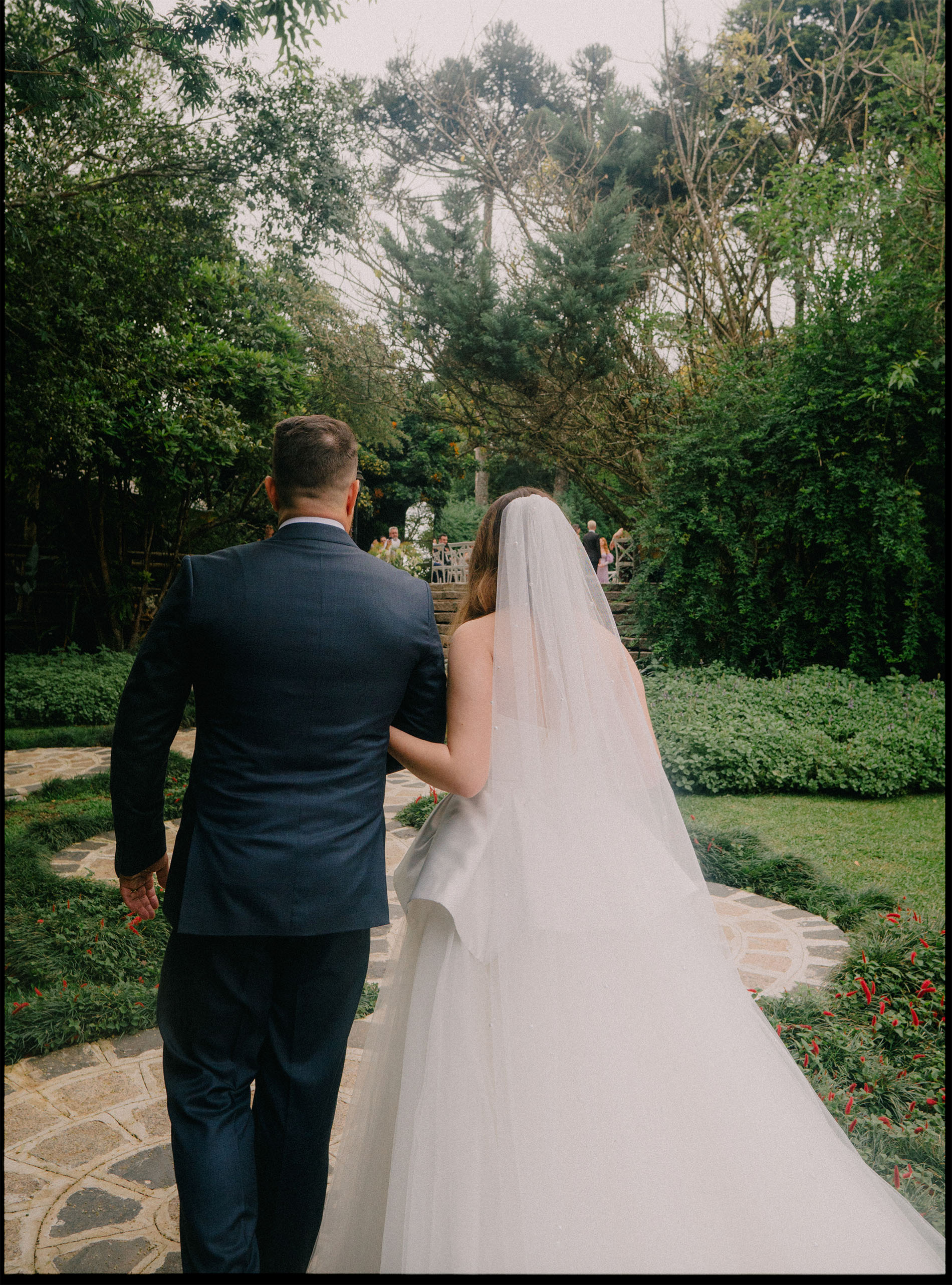 Casal em abraço no campo durante casamento