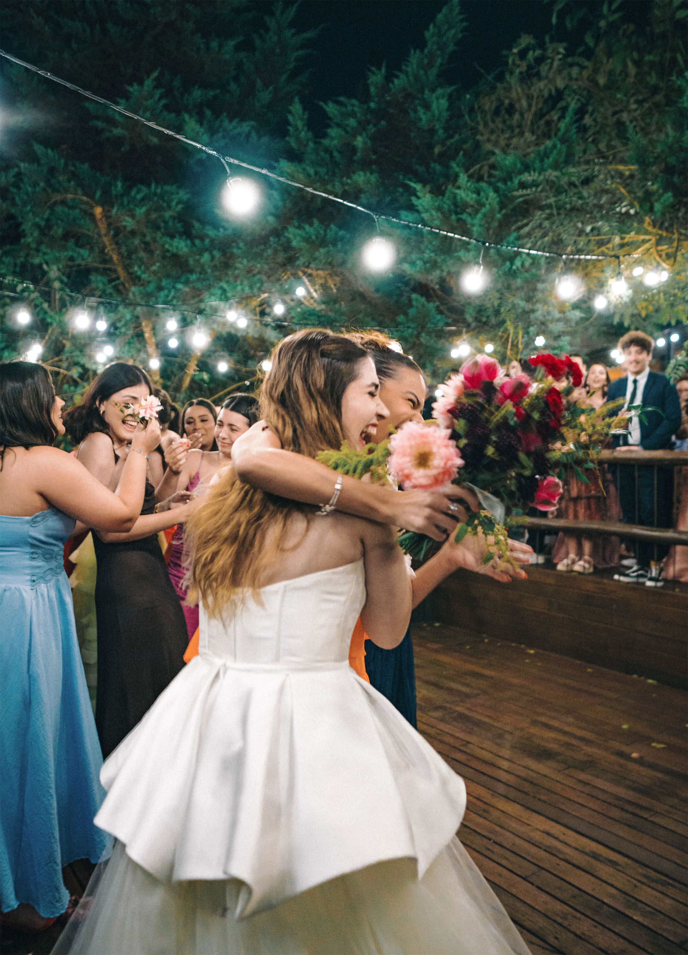 Casal dançando durante a festa de casamento