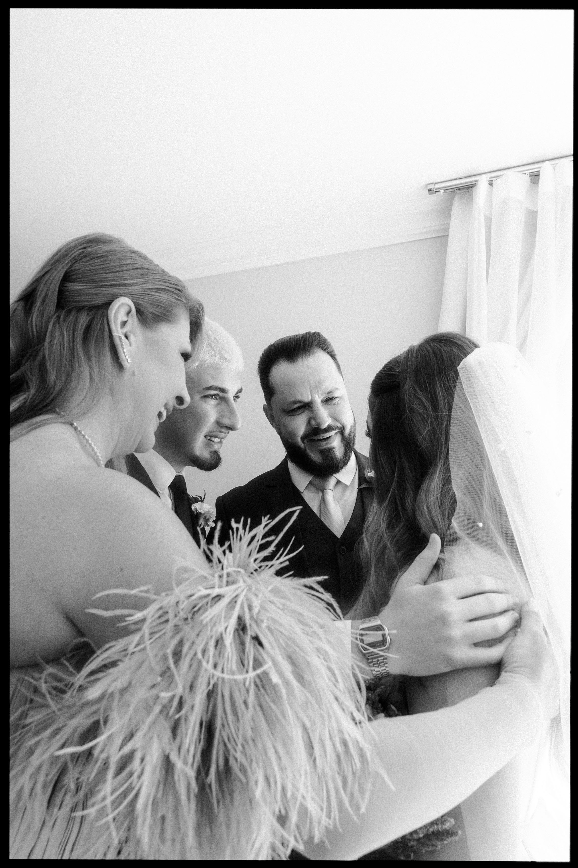 Convidados em momento intimista durante casamento no campo