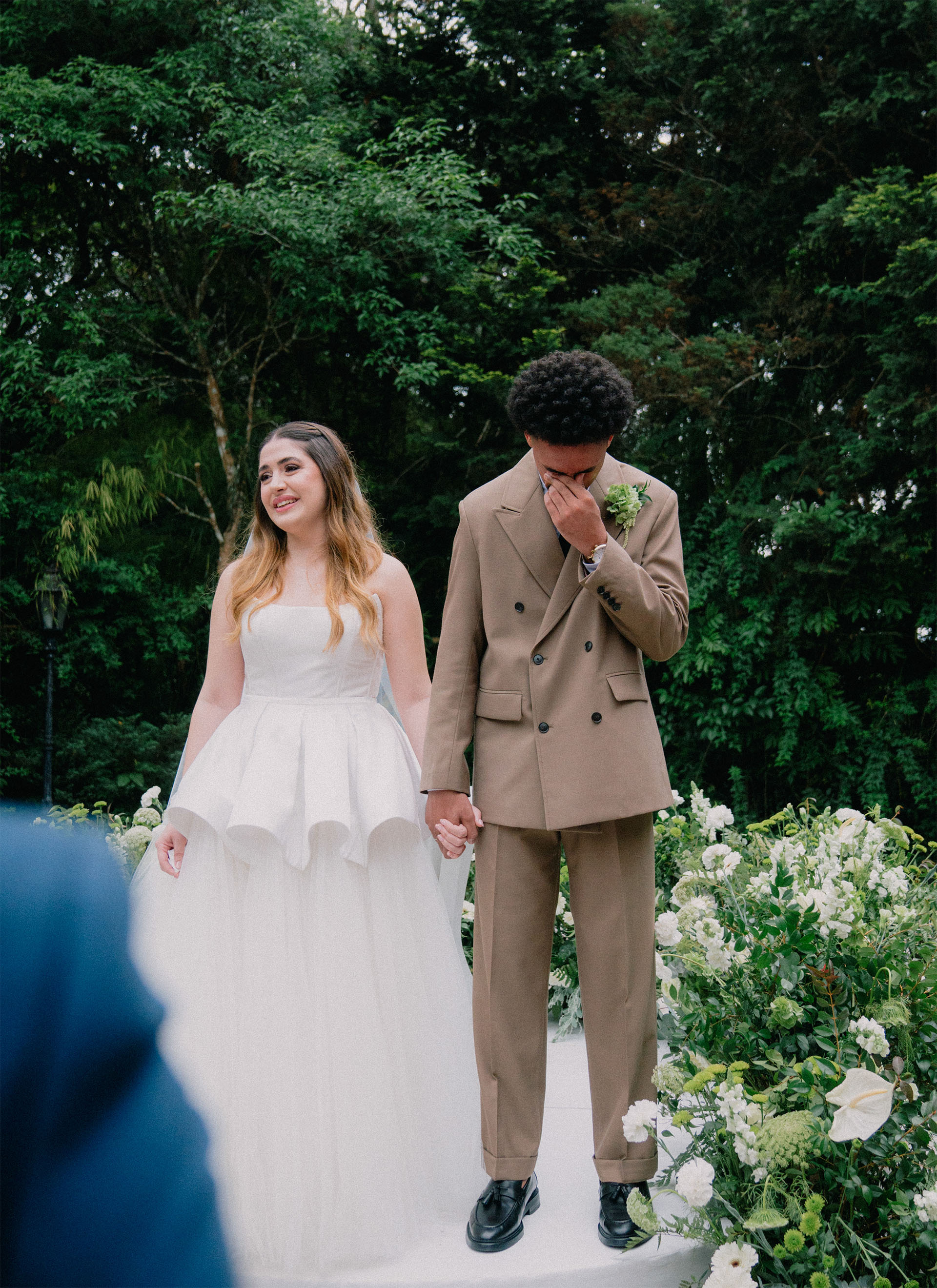 Noiva com buquê em cenário natural durante casamento